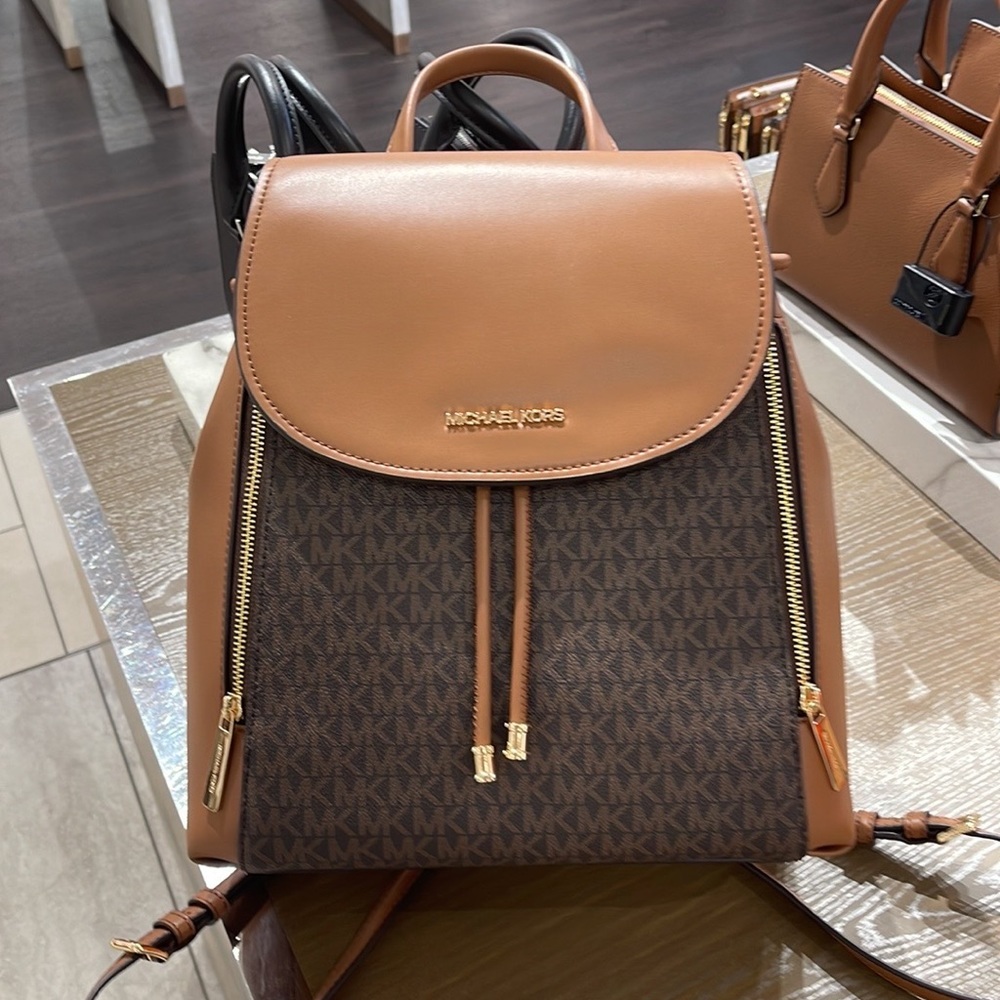 Michael Kors Phoebe 35F2G8PB2B Flap Drawstring Backpack
Brown Signature
NWT - Picture 5 of 16